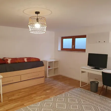 Ruhige 80 M2 Duplexwohnung Mit Garten, 2 Baedern Und Parkplatz Nahe Innenstadt Appartamento