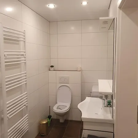Ruhige 80 M2 Duplexwohnung Mit Garten, 2 Baedern Und Parkplatz Nahe Innenstadt Appartamento