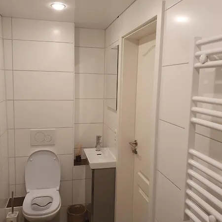 80m2 Ruhige 3 Duplexwohnung Mit Zwei Baeder Und Schoenem Garten Munique